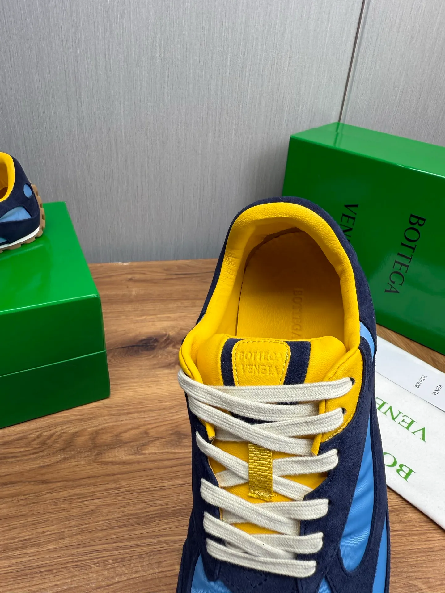 Men's men's shoes💰540💰 Bottega Veneta｜BV's new Forrest Gump shoes. Dexun shoes🩷💚 Sneaker technology nylon and suede, inspired by retro sneakers, light, comfortable, breathable and essential item. Original wear-resistant and non-slip rubber outsole❕❗️ Size: Female 35-40 (40 is custom-made and cannot be returned) Male 39-45 (45 is custom-made and cannot be returned or exchanged)